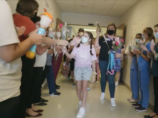 Laatste slachtoffer (10) schietpartij school Uvalde verlaat ziekenhuis na 2 maanden