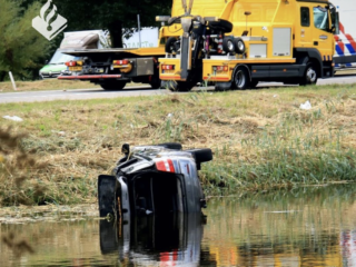 Omstanders redden gezin uit te water geraakte auto in Amsterdam