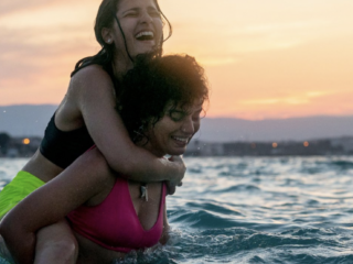 Nieuwe Netflix-film ‘The Swimmers’ vertelt het waargebeurde verhaal van de Syrische zussen Yusra en Sara