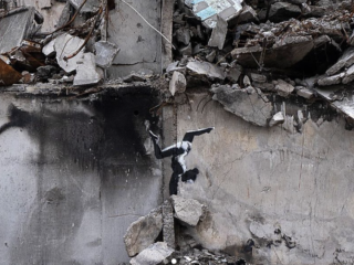 Nieuw kunstwerk Banksy ontdekt op vernield huis in Oekraïense stad Borodyanka