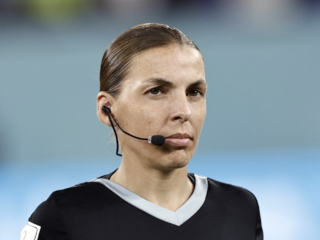 Vanavond fluit de eerste vrouwelijke scheidsrechter op een WK: "Het is eindelijk tijd"