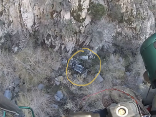 Amerikaans stel crasht met auto van 90 meter hoge klif en blijft ongedeerd