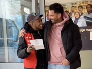 Meer dan 1.200 euro 'kerstbonus' ingezameld voor straatkrantverkoper Jamal