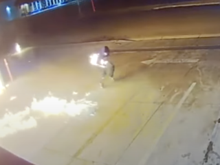 Twee mannen steken zichzelf in brand tijdens brandstichting immigratiecentrum