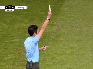 Een primeur in het voetbal: geen rode of gele, maar een witte kaart
