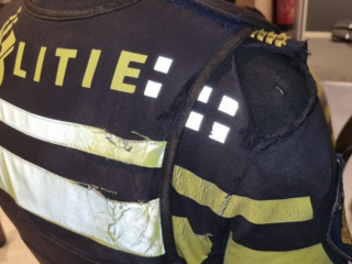 Agent wordt honderden meters meegesleurd door auto na aanhouding