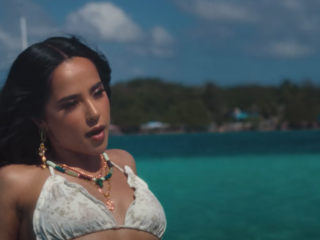 Becky G en Omega de DiXte met 'Arranca'