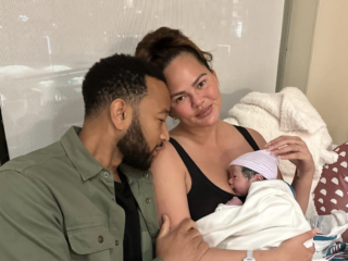 Chrissy Teigen en John Legend verwelkomen vierde kind met hulp van draagmoeder