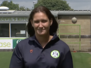 Primeur in Engels profvoetbal: eerste vrouwelijke hoofdtrainer aangesteld