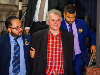 Voormalig adviseur van Obama gearresteerd voor Islamofobe opmerkingen tegen medewerkers van halal-kar