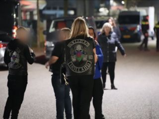 Politie doet zwaarbewapende inval bij motorclub tijdens kinderfeestje: “Waren in shock”