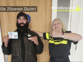 Dakloze man vindt portemonnee met bijna 2000 euro erin en brengt hem naar politiebureau