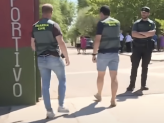 Elfjarig jongetje doodgestoken door gemaskerd persoon tijdens voetbalwedstrijd