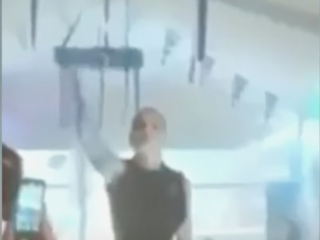 Bizar: Duitse zangeres doet Hitlergroet tijdens show en krijgt enorme boete