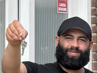 Prachtig: ex-dakloze Hadjer die portemonnee teruggaf runt nu eigen bedrijf