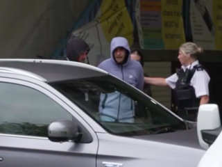 Man wordt vrijgelaten uit gevangenis en seconden later weer opgepakt