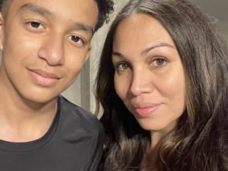 Moeder klaagt AI-chatbotbedrijf aan na tragische dood van zoon (14) : "Deed zich voor als therapeut"