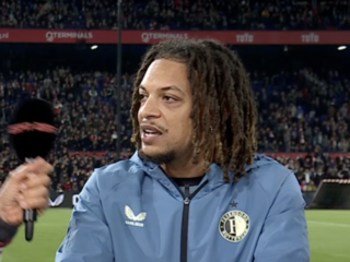 Ronnie Flex krijgt taart voor de troost na verkeerde voorspelling en verlies Feyenoord