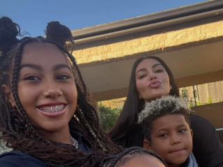 Kim Kardashian noemt zichzelf een alleenstaande moeder: "Doe het eigenlijk alleen"