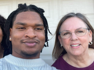 Oma en man die ze per ongeluk uitnodigde, vieren voor de negende keer Thanksgiving samen