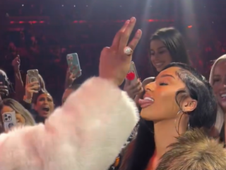 Usher volledig in shock nadat Rubi Rose een kers aflikt met vriendin tijdens concert