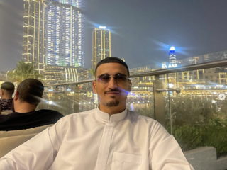 Nesim deelt emotionele video waarin hij zijn ouders verrast met groot cadeau