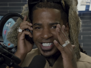 Keizer deelt zijn wildste sekservaringen bij de kapper: "Woonde samen met tien meids"