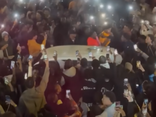 Feestgangers slaan auto total loss tijdens Koningsdag Amsterdam