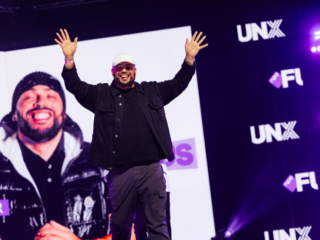 Qucee gaat naar huis met de allereerste FunX Award voor 'Best Content Creator': "Dit is ook voor mijn broer"