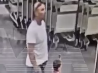 Man smijt Afghaanse peuter met veel kracht tegen grond: "Probeerde hem te vermoorden"