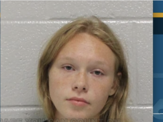 Dochter (17) die online rouwde om vermoorde moeder en stiefvader is nu zelf hoofdverdachte