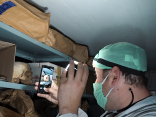 Nederlandse YouTubers breken in bij mortuarium en zorgen voor landelijke ophef