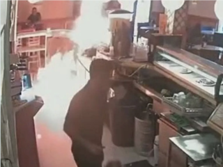 Man steekt bar in brand omdat ze geen mayonaise hebben