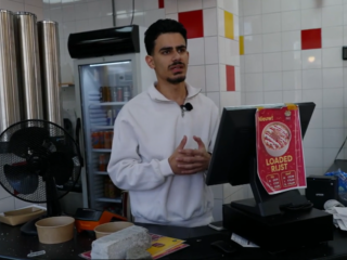 Zuhair (20) weggejaagd uit eigen snackbar: "Voel me niet meer veilig"