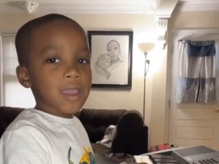 7-jarige zoon van DMX speelt piano voor de verjaardag van de overleden rapper