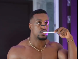 Het internet haalt hard uit naar influencer met bizarre ochtendroutine en het is hilarisch