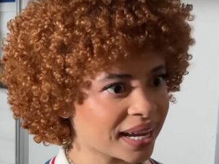 Ice Spice verrast door Nardwuar met oude sportfoto: "Delete dit! Nu!"