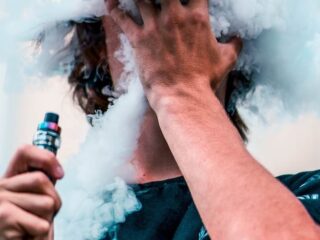 Nieuw onderzoek naar gevolgen e-sigaretten: Vapen laat je ballen krimpen