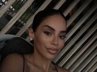 Selma Omari ontvangt bakken met kritiek door zetpil die billen vergroot