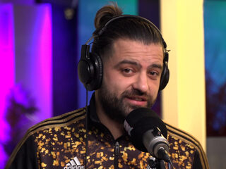 Regga gooit gekke freestyle in de studio bij Yous!