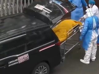 Medewerkers mortuarium ontdekken levende oude man in lijkzak