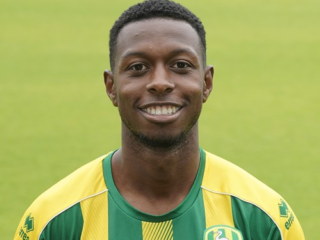 Profvoetballer Shaquille Pinas werkte tijdens interlandbreak in kringloopwinkel