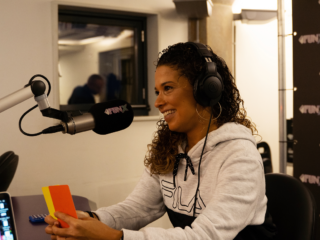 Scheidsrechter Shona krijgt promotie en is nog één stap verwijderd van elitelijst