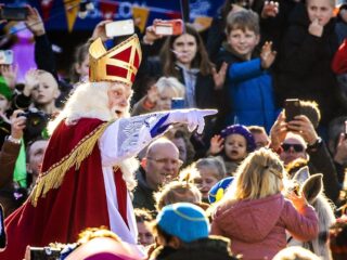 Sint en Piet overmeesteren winkeldief in Almelo