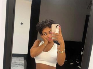 DreamDoll onthult zwangerschap van haar eerste kindje