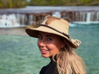 Megaboete voor influencer die kip aan krokodil voert in bikini: "Wist niet dat het illegaal was"