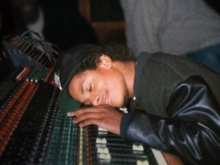 Dochter Eazy-E recreëert iconische foto van overleden rapper met pasgeboren zoontje