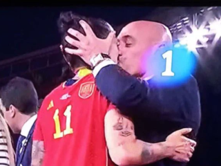 Spaanse voetbalster Hermoso klaagt bondsvoorzitter Rubiales aan vanwege WK-kus