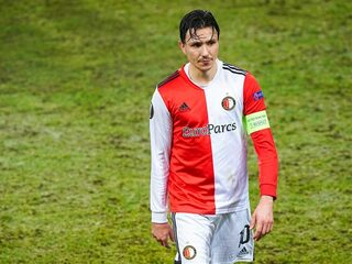 Feyenoord neemt afstand van 'walgelijk spandoek' waarop Steven Berghuis wordt bedreigd