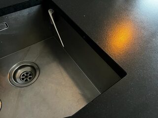 Politie komt op straat huilende vrouw tegen vanwege spin in gootsteen